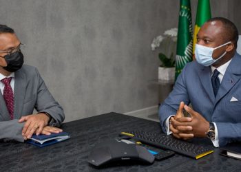 Avio Andrianarivelo s’entretenant avec Denis Christel Sassou Nguesso.