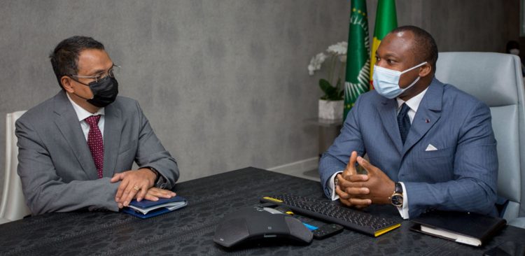 Avio Andrianarivelo s’entretenant avec Denis Christel Sassou Nguesso.