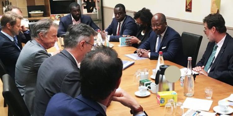 Le ministre d’Etat Alain Claude Bilie-By-Nze échangeant avec ses hôtes français.