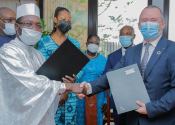 Le Prof. Lee White, et son homologue togolais en charge de l’Environnement et des Ressources forestières, Katari Foli-Bazi.