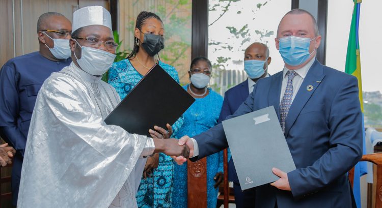 Le Prof. Lee White, et son homologue togolais en charge de l’Environnement et des Ressources forestières, Katari Foli-Bazi.