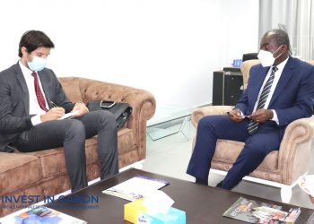 Enrico Protomastro, le responsable des programmes en Afrique de l’Ouest et du centre du FIDA s’entretenant avec le Directeur général de l’ANPI, Ghislain Moandza Mboma.