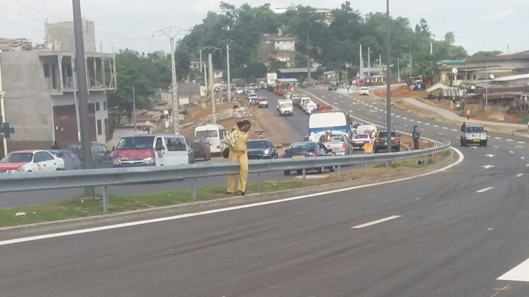 Une vue de la route PK5-PK12, à Libreville, réhabilitée et élargie, grâce aux financement de la BDEAC.