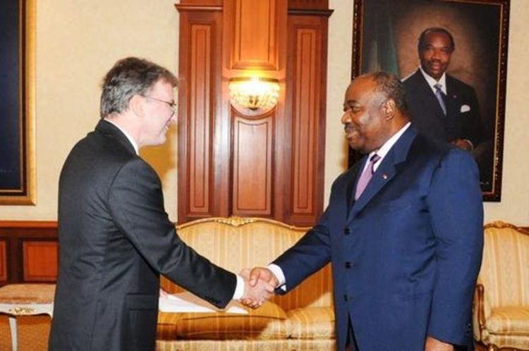 Philippe Autié remettant ses lettres de créance, le 21 septembre 2018 au président de la République, Ali Bongo Ondimba.