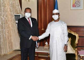 Le chef de l’Etat tchadien, Mahamat Idriss Deby et le président de la BDEAC, Fortunato – Ofa Mbo Nchama.