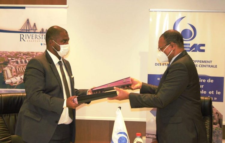Echange de documents après la signature, entre Fortunato - Ofa Mbo Nchama, président de la BDEAC et Serge Roger Pereira, président de la Société Startstone.