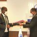 Echange de documents après la signature, entre Fortunato - Ofa Mbo Nchama, président de la BDEAC et Serge Roger Pereira, président de la Société Startstone.