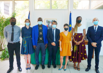 De gauche à droite : Jean Rémy Ogoula Latif, Edwige Sauzon-Bouit (directrice déléguée de l’Institut français du Gabon), Jean Kerim Nzambe, Sokrarith Henry (premier secrétaire), Aurélie Danieli (attachée de coopération), Géraldine Robert et David Mboussou Crédits photos : Ambassade de France au Gabon.  