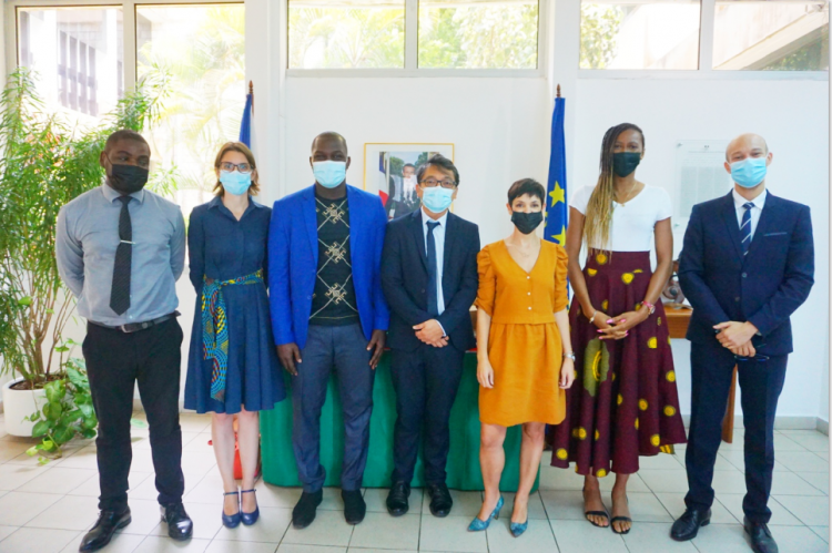 De gauche à droite : Jean Rémy Ogoula Latif, Edwige Sauzon-Bouit (directrice déléguée de l’Institut français du Gabon), Jean Kerim Nzambe, Sokrarith Henry (premier secrétaire), Aurélie Danieli (attachée de coopération), Géraldine Robert et David Mboussou Crédits photos : Ambassade de France au Gabon.  