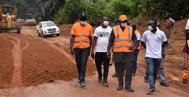 Le ministre des Travaux publics encourageant le responsable de la société MN Industries.