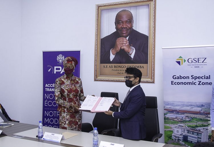 Echange de parapheurs entre la ministre de la Promotion des Investissements, Carmen Ndaot et le Directeur général de GSEZ, Kumar Mohan.