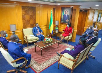 La délégation du FMI s'entretenant avec le PM, Rose Christiane Ossouka Raponda.