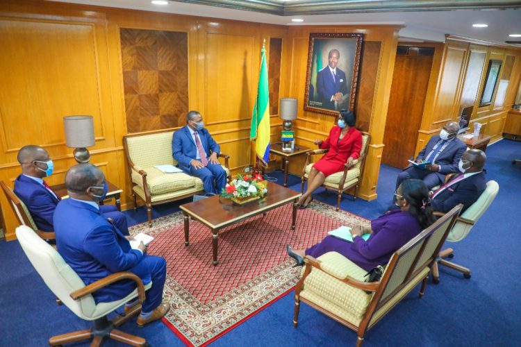 La délégation du FMI s'entretenant avec le PM, Rose Christiane Ossouka Raponda.