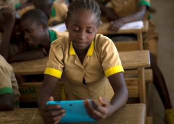 Une élève camerounaise dans une salle de classe. Les écoles des régions anglophones du pays ont connu une multiplication d'attaques.