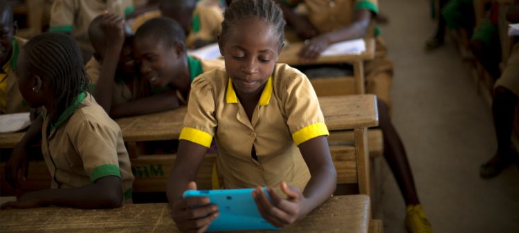 Une élève camerounaise dans une salle de classe. Les écoles des régions anglophones du pays ont connu une multiplication d'attaques.