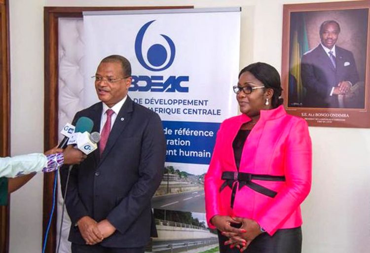 Le président de la BDEAC, Fortunato OFA MBO NCHAMA et la ministre de l’Economie et de la Relance du Gabon, Nicole Janine Lydie Roboty Epse. Mbou.