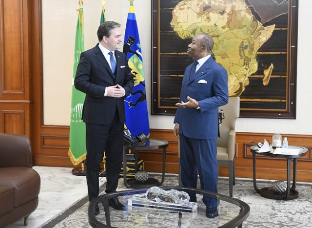 Le chef de l’Etat gabonais, Ali Bongo Ondimba et le ministre serbe des Affaires étrangères, Nikola Selakovic..