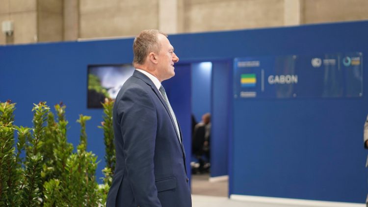 Le Pr. Lee White, ministre gabonais des forêts, des océans, de l'environnement et du changement climatique.