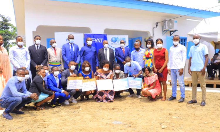 La photo de famille autour ministre du Commerce, des PME et de l’Industrie, Hugues Mbadinga Madiya au terme de la cérémonie.