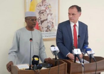 Le ministre tchadien des Finances et du Budget, Tahir Hamid Nguilin et Édouard Martin, chef de mission du FMI pour le Tchad lors de la conférence de presse conjointe, dans le cadre de la première revue du programme de Facilité élargie de crédit (FEC), le 30 mars 2022.