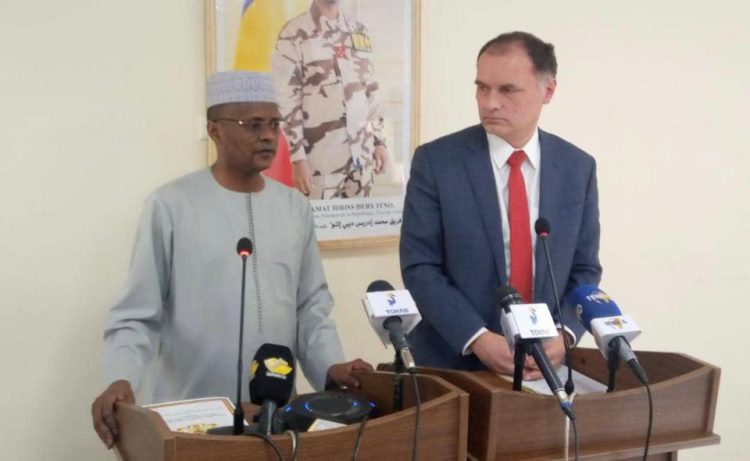 Le ministre tchadien des Finances et du Budget, Tahir Hamid Nguilin et Édouard Martin, chef de mission du FMI pour le Tchad lors de la conférence de presse conjointe, dans le cadre de la première revue du programme de Facilité élargie de crédit (FEC), le 30 mars 2022.