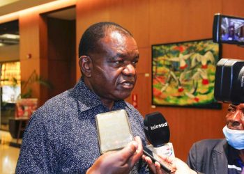 Le chef de délégation de la BAD, Mbuyamu Ilankir Matungulu face à la presse.