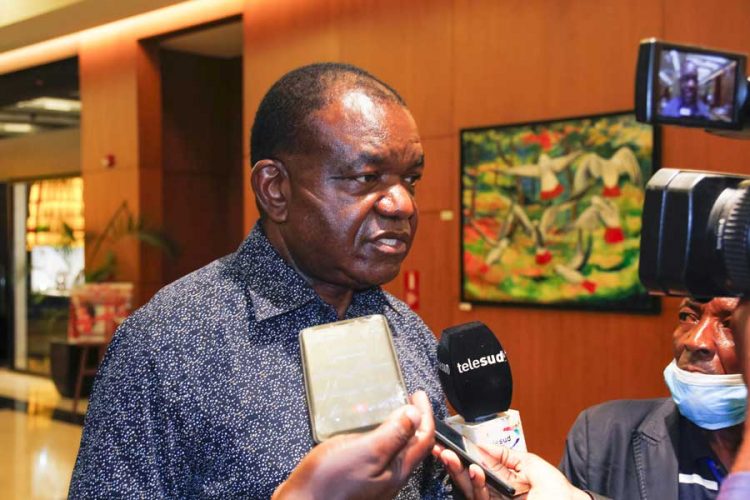 Le chef de délégation de la BAD, Mbuyamu Ilankir Matungulu face à la presse.