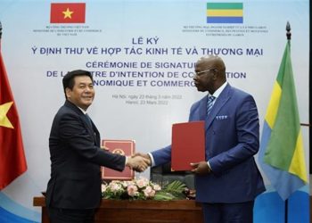 Le ministre vietnamien de l’Industrie et du Commerce Nguyên Hông Diên (à gauche) et le ministre gabonais du Commerce, Yves Fernand Manfoumbi, échangent la lettre d’intention sur la coopération économique et commerciale entre leurs ministères. Photo : VNA