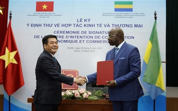 Le ministre vietnamien de l’Industrie et du Commerce Nguyên Hông Diên (à gauche) et le ministre gabonais du Commerce, Yves Fernand Manfoumbi, échangent la lettre d’intention sur la coopération économique et commerciale entre leurs ministères. Photo : VNA