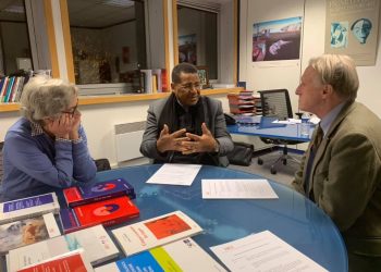 Le Pr. Daniel Ona Ondo échangeant avec les responsables de la FERDI à Clermont-Ferrand (France).