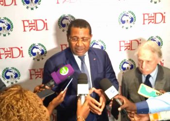 Le président de la Commission de la CEMAC, Pr. Daniel Ona Ondo face à la presse.
