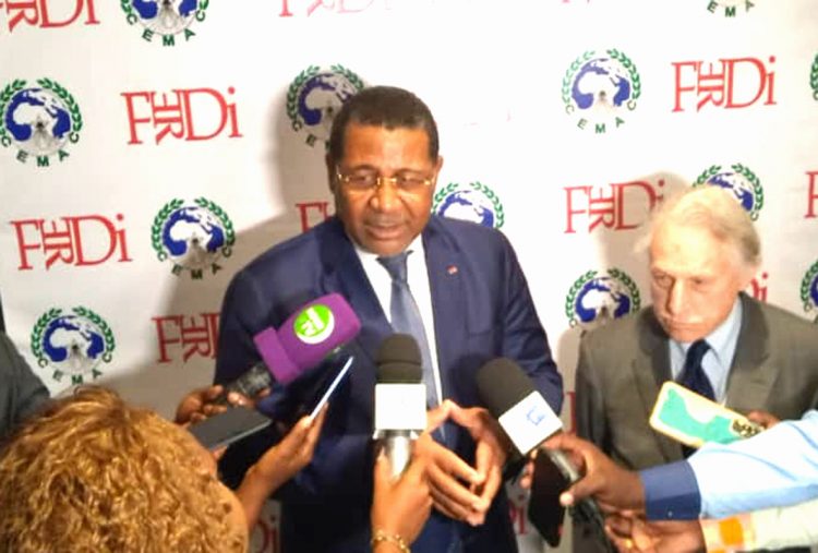 Le président de la Commission de la CEMAC, Pr. Daniel Ona Ondo face à la presse.