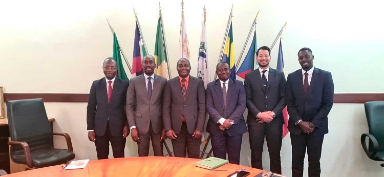 Les membres de l’équipe de supervision de la Banque africaine de développement et des représentants de la Bourse des valeurs mobilières d’Afrique centrale.