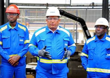 L'Administrateur-directeur général de la Comilog, Léod-Paul Batolo (au centre)