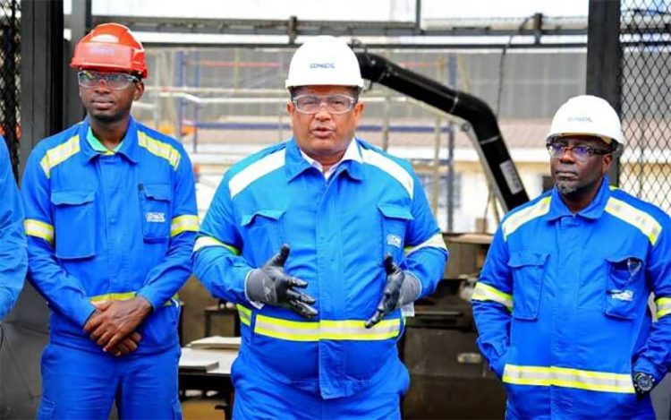 L'Administrateur-directeur général de la Comilog, Léod-Paul Batolo (au centre)