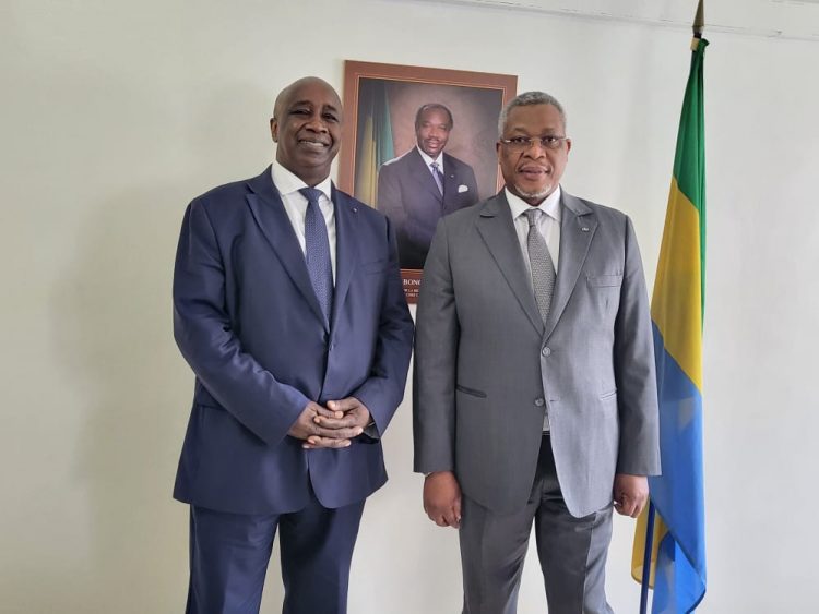 Aly Toure, et le ministre gabonais de l’Agriculture et de l’Alimentation, Charles Mve Ellah.