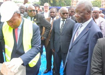 Le président de la République centrafricaine, Faustin-Archange Touadéra, posant la première pierre du futur Centre de formation digitale de l’Université de Bangui.