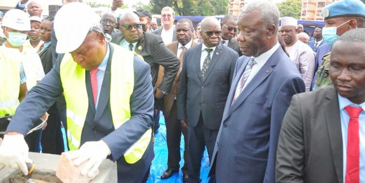 Le président de la République centrafricaine, Faustin-Archange Touadéra, posant la première pierre du futur Centre de formation digitale de l’Université de Bangui.