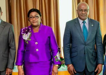 De gauche vers la droite, Nourredine Dia Kane, responsable-pays de la Banque au Gabon ; Mme Mbou Nicole Jeanine Lydie Roboty, ministre de l’Économie et de la Relance, gouverneure de la Banque pour le Gabon ; Solomone Koné, directeur général adjoint de la Banque pour l’Afrique centrale et Mme Martine Mabiala, conseiller du ministre de l’Economie et de la Relance.