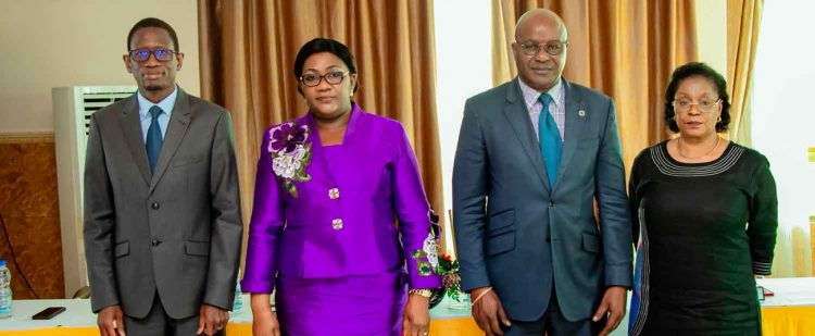De gauche vers la droite, Nourredine Dia Kane, responsable-pays de la Banque au Gabon ; Mme Mbou Nicole Jeanine Lydie Roboty, ministre de l’Économie et de la Relance, gouverneure de la Banque pour le Gabon ; Solomone Koné, directeur général adjoint de la Banque pour l’Afrique centrale et Mme Martine Mabiala, conseiller du ministre de l’Economie et de la Relance.
