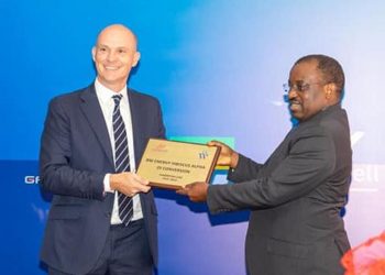 Le ministre Vincent de Paul Massassa réceptionnant symboliquement la documentation liée au foreur Mabomo.