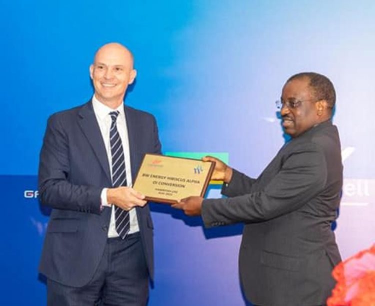 Le ministre Vincent de Paul Massassa réceptionnant symboliquement la documentation liée au foreur Mabomo.