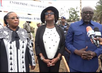 Le ministre délégué à l’Énergie, Sidonie Moussirou en compagnie de ses collègues du gouvernement, Yolande Nyonda et Léon Armel Bounda Balonzi, lors de la cérémonie de lancement ces travaux. D.R.