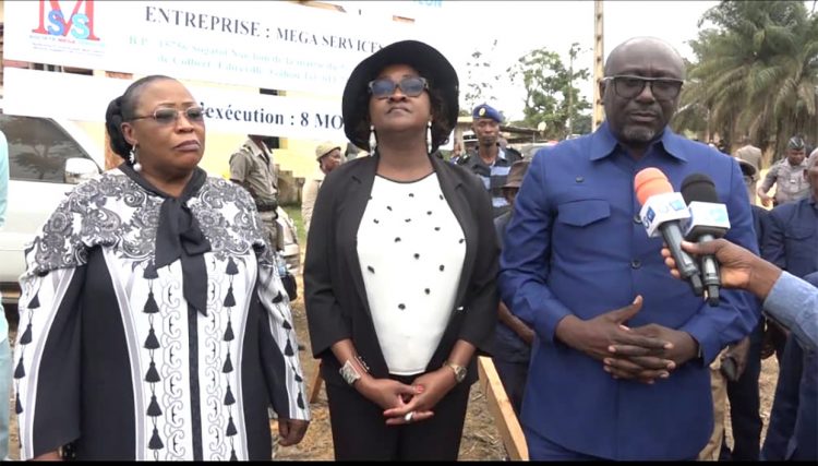 Le ministre délégué à l’Énergie, Sidonie Moussirou en compagnie de ses collègues du gouvernement, Yolande Nyonda et Léon Armel Bounda Balonzi, lors de la cérémonie de lancement ces travaux. D.R.