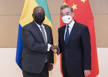 Le conseiller d'Etat et ministre chinois des Affaires étrangères Wang Yi a échangé et le ministre gabonais des Affaires étrangères, Michael Moussa Adamo.