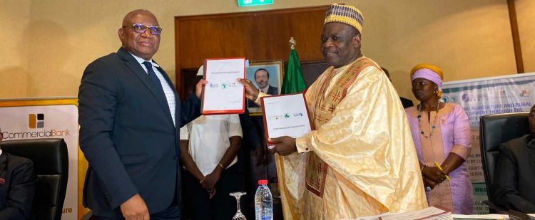 Le ministre camerounais de l’Agriculture et du Développement rural, M. Gabriel MBairobe (droite) et M. Léandre Djummo, directeur général de la Commercial Bank of Cameroun (gauche) après signature de la convention de partenariat qui met en place le Fonds de développement des filières agricoles au Cameroun.
