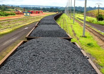 Un train minéralier quittant une gare