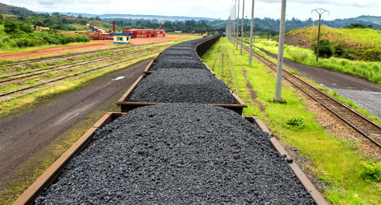 Un train minéralier quittant une gare