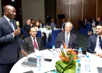 Henri-Claude Oyima, président de la Fédération des entreprises gabonaises (Debout)