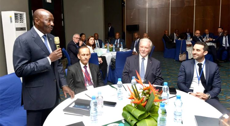 Henri-Claude Oyima, président de la Fédération des entreprises gabonaises (Debout)